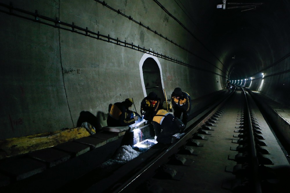 尖扎铁路运营隧道病害现状